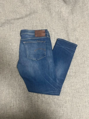 G star raw jeans - Snygga g star raw jeans i utmärkt skick, använda fåtal gånger, nya ca 1500kr, slim, skriv vid funderingar