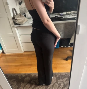 kostymbyxor - low waist kostymbyxor från bikbok som jag sytt mer låg midjade och tajtare i benen!🤗supersnygga men har tyvärr blivit för små💓(de är egentligen storlek s men efter jag sydde in dem skulle jag säga att de passar xs/xxs)