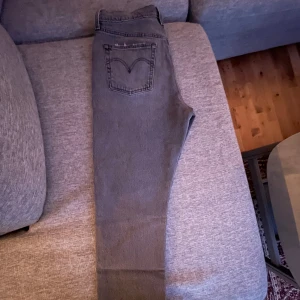 Jeans byxor Levis  - Levis jeans gråa, endast provade. Som nya!  W31 L32