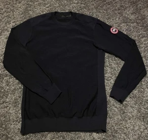 Canada Goose tröja - Superfin och stilren Canada Goose – Dartmouth CORDURA-Panelled Merino Wool-tröja i marinblått. Storlek L. Aldrig använd och i helt nyskick! Perfekt för dig som vill ha hög kvalitet och snygg design. Hör gärna av dig om du har frågor! 😊 