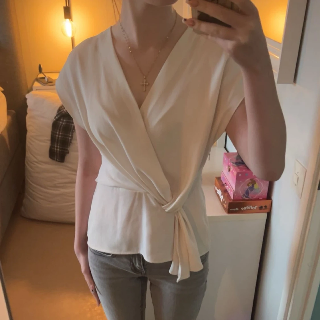 Krämvit omlottblus med knyt - 2