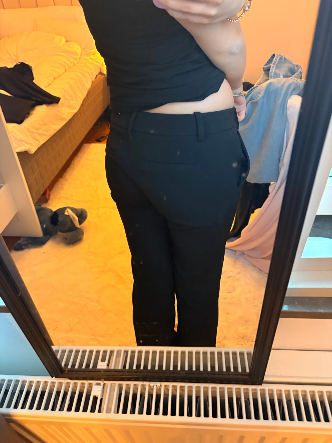 Svarta lågmidjade kostymbyxor från Bik Bok - 2