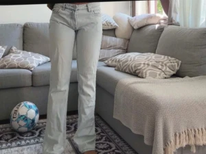 Blå jeans med bootcut - Säljer dessa nya jeans från Zara. Använda 2 ggr max och priset kan diskuteras💞