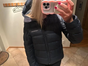 Svart pufferjacka från Peak Performance - Säljer en svart pufferjacka från Peak Performance med huva och dragkedja framtill. Jackan är vadderad och har en klassisk, lite boxig passform som håller dig varm under kalla dagar. Perfekt för dig som vill ha en stilren och funktionell vinterjacka. köpt för 2999❣️