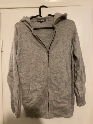  cashmere hoodie  - Grå 100% cashmir hoodie, storlek s unisex. Inga hål eller liknande 
