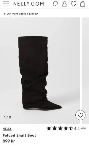 Svarta folded shaft boots från Nelly - Svarta boots med hög, slouchy skaft och spetsig tå från Nelly. Snyggt veckad design som ger en cool och trendig look. Tillverkade i mocka-look material och har platt sula för bekväm användning. Perfekt för dig som vill sticka ut med din stil. Storlek 39! Helt oanvända och endast testade inomhus. Köptes för 899 kr + frakt. Hör gärna av er vid intresse!💞