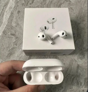 AirPods Pro 3 - Apple AirPods Pro trådlösa hörlurar med aktiv brusreducering, transparensläge och personlig passform. Komplett med laddningsetui, extra öronkuddar och laddningskabel. Produkten har aldrig används innan och är i gott skick utan synligt slitage.