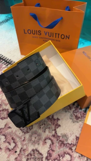 Louis Vuitton bälte  - Äkta louis vuitton helt ny använt i ett par veckor. Storlek 100/40 