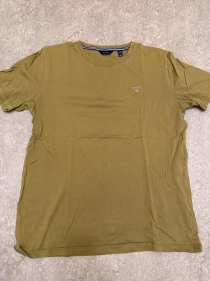 Gant T-shirt - Tja! Säljer denna stilrena Gant T-shirten ! Storlek S / Skick 9/10 Nästan helt ny! Priset är ej hugget i sten,  tveka inte att kontakta vid frågor eller funderingar!