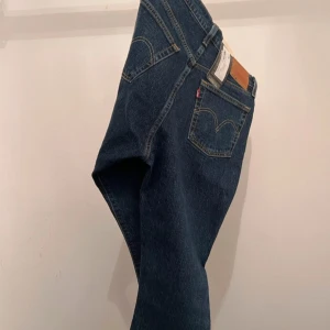 Levi’s 501 Crop – Stonewash (Nya) - Klassiska 501 i en modern crop-fit. Ren stonewash som alltid fungerar.  Skick: Nya med taggar Storlek: W29 / L28 The Label Drop-pris: 800 kr  The Label Drop – Premium kvalitet för alla 