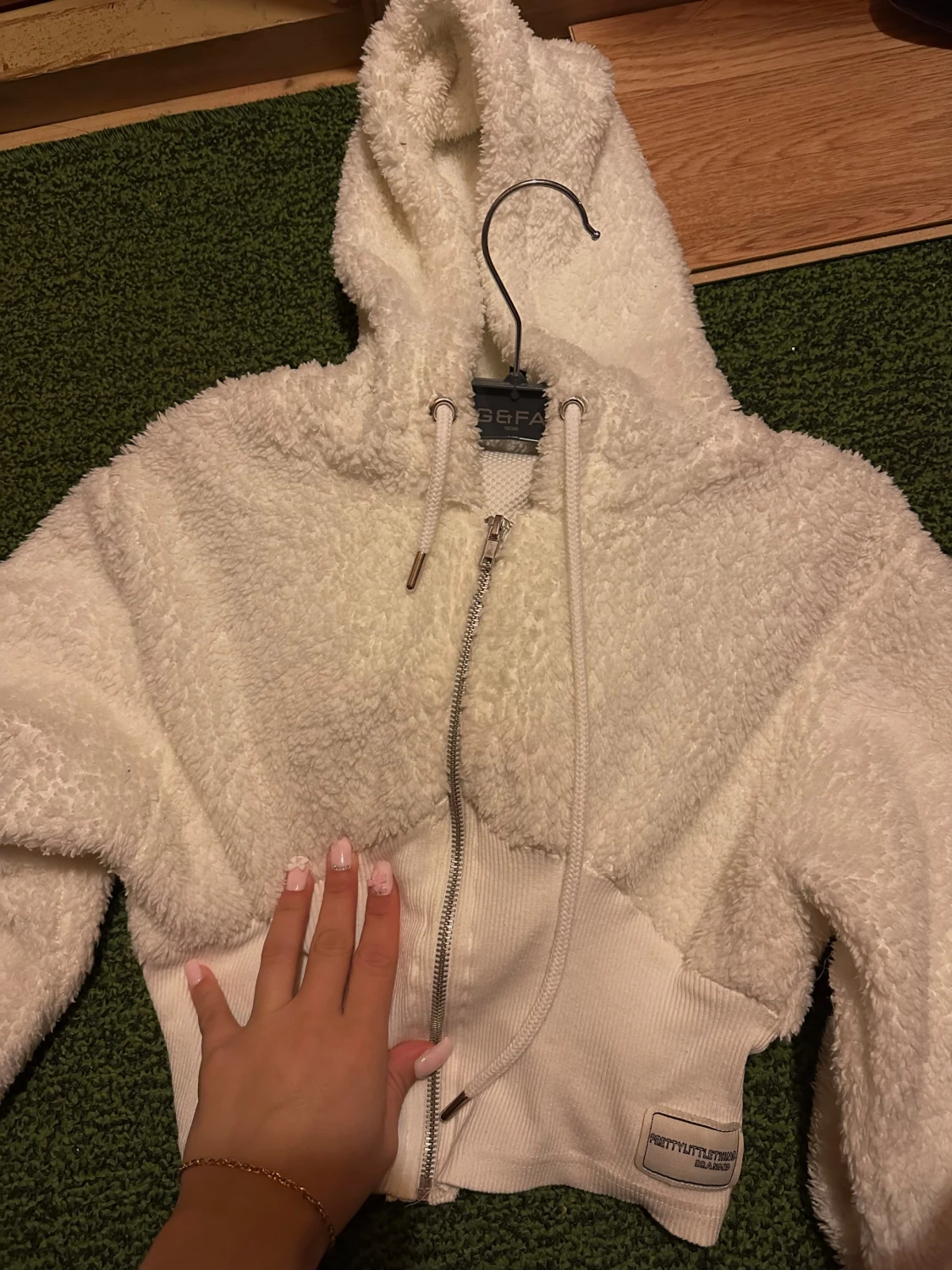 Vit teddyjacka från PrettyLittleThing