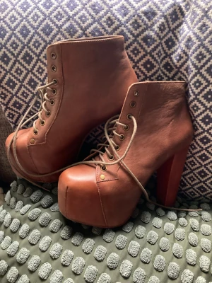 37  - Säljer ett Jeffrey campbell kor i skinn st 37 oanvända, kartong o fastnagla finns till 