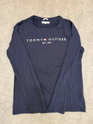 Tommy Hilfiger Tröja - Tja! Säljer denna stilrena långärmade Tommy Hilfiger tröjan ! Storlek S / Skick 9/10 Nästan helt ny! Priset är ej hugget i sten, tveka inte att kontakta vid frågor eller funderingar!