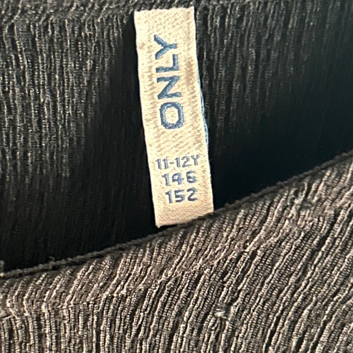 Svart prickig blus från ONLY - 1