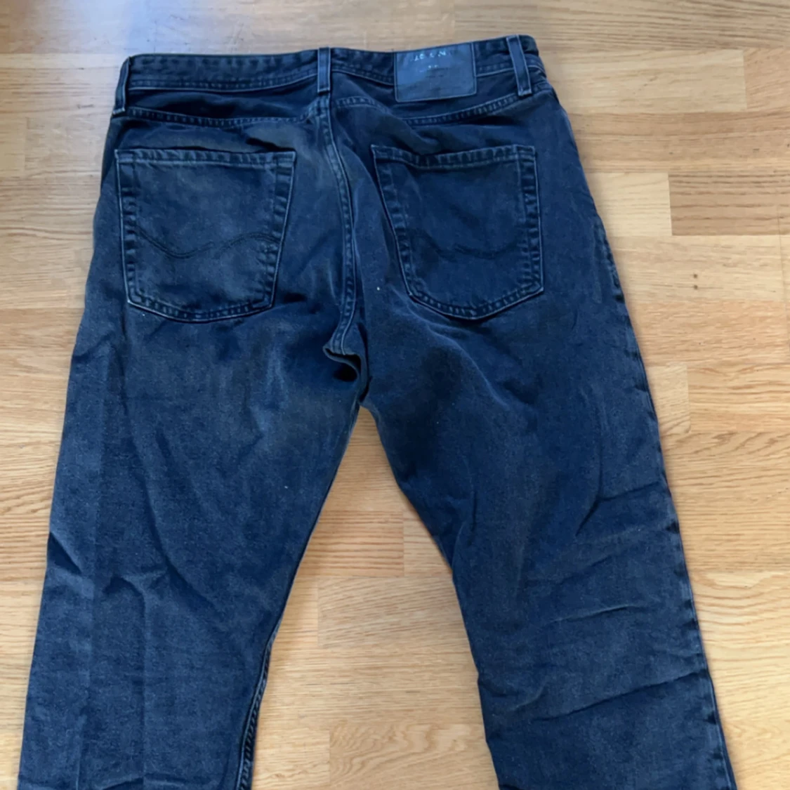 Svarta relaxed jeans från Jack & Jones - 1