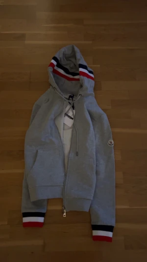 Moncler zip hoodie - Grå zip hoodie från moncler. Storlek M men eftersom monclers är små så sitter den mer som xs. Skriv vid frågor