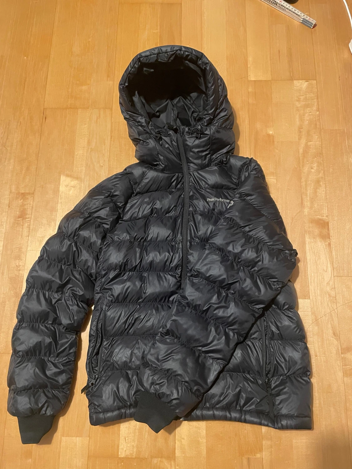 Svart dunjacka Peak Performance