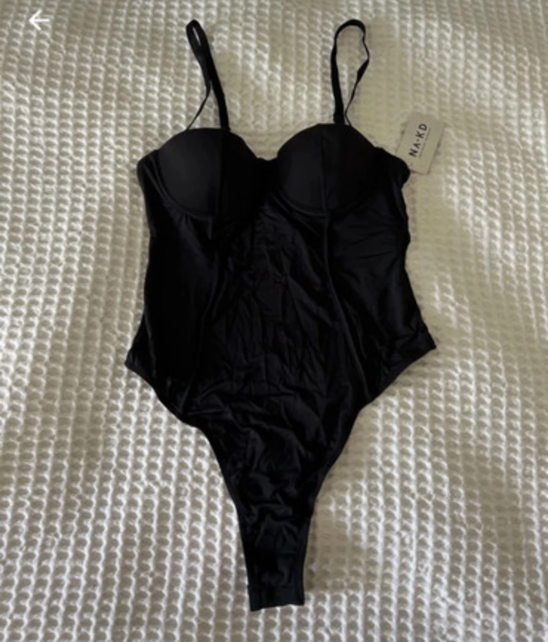 Svart body med bygel från NA-KD