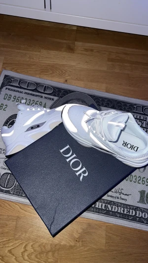 Vita Dior b22 - Helt nya, Riktiga , True to size, kommer med kvitto, skokartong, verification och allt. Pris kan diskuteras.