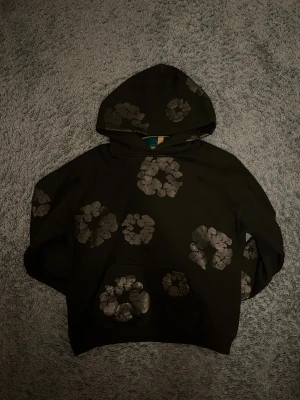 Denim Tears hoodie - Svart på svart Denim tears hoodie. Inte ”autentisk” men väldigt bra kvalité. Använt den i snart ett år utan problem. Sitter normalt. Inte baggy eller tajt. Storlek S passar M