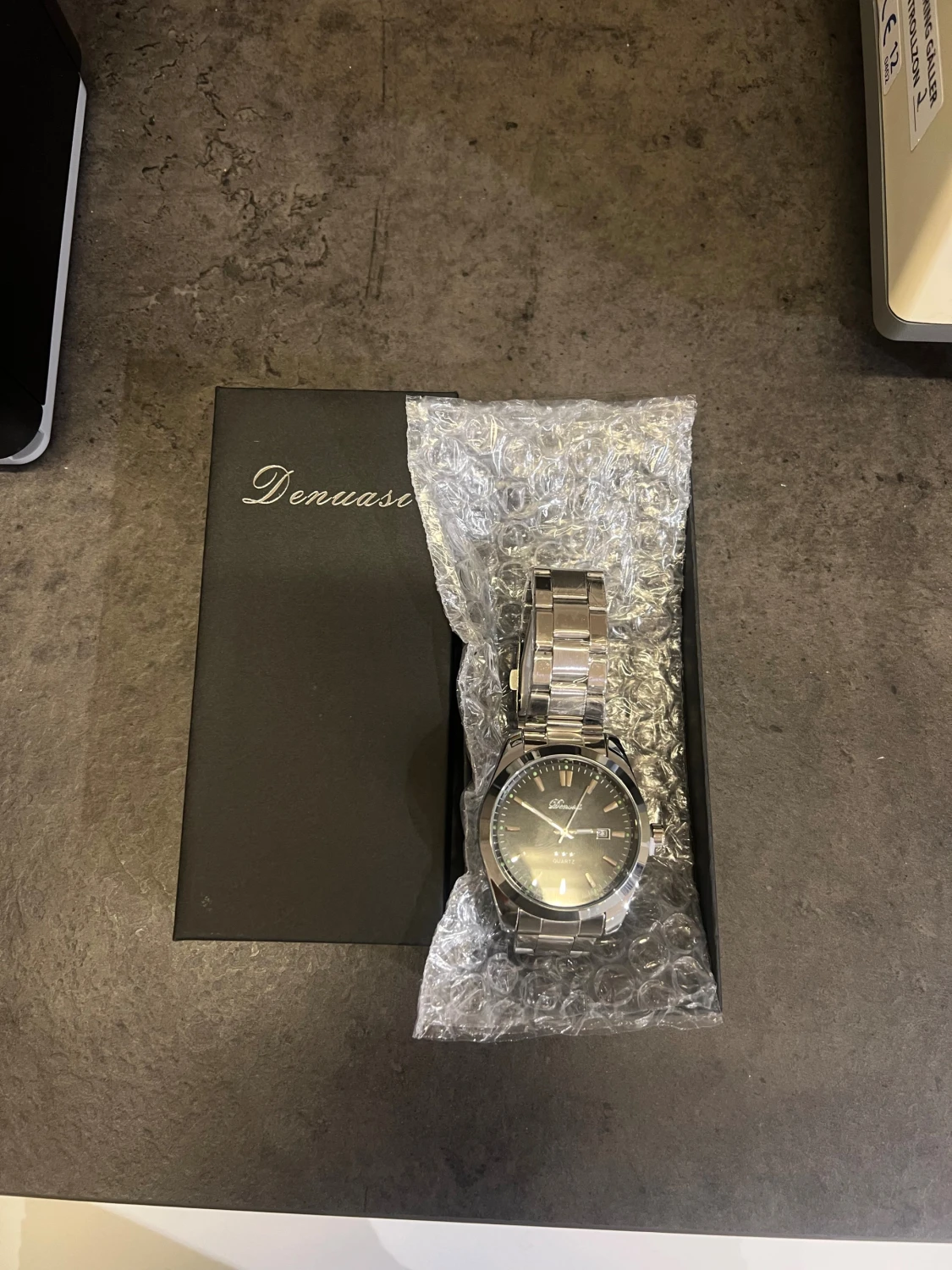 Silverfärgad klocka