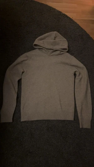 Beige hoodie i merinoull från Vailent - Säljer en stilren beige hoodie från Vailent i mjuk merinoull. Tröjan har lång ärm, ribbade muddar och en klassisk huva. Xxs men sitter mer som en Xs. Köpt på carlings för 800 kr, använd cirka 5 gånger! Skriv vid minsta fundering😁