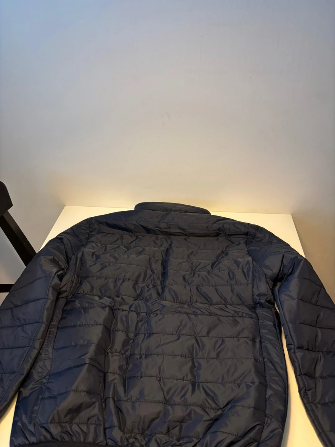 Mörkblå pufferjacka med dragkedja - 1