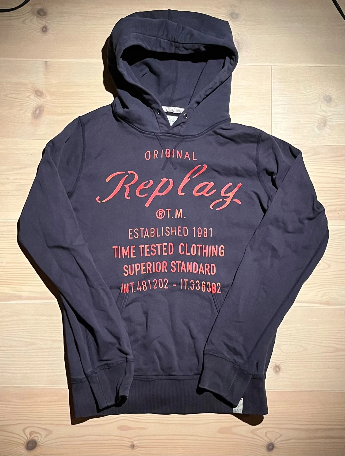Mörkblå Replay hoodie med röd print