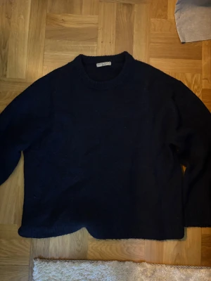 Stickad tröja  - Snygg stickad tröja från Gina i alpacka bladning. Mörkblå och passar alltifrån xs-M skulle jag säga, lite oversized 