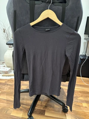 Gina tricot tröja - Grå långärmad tröja från Gina tricot’s kollektion soft touch i storlek XS