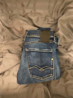 Replay anbass Jeans - Säljer ett par snygga replay anbass i storlek W32 L34. De är i jätte fint skick och det finns inga defekter eller några problem med de. Bara skriva om ni undrar något.