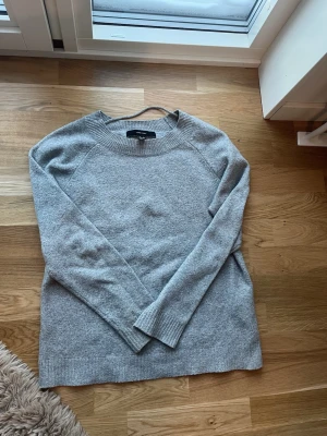 Grå stickad tröja från Vero Moda -  grå stickad tröja från Vero Moda med  långa ärmar. enkel att matcha till olika outfits.
