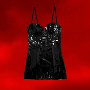 Klänning ⛓️ - Jättefin svart PVC miniklänning i fint skick! 🌹⛓️Med korsettdetalj (inga skenor), vadderade kupor med byglar, dold sidodragkedja och justerbara/avtagbara axelband. Storlek M (lappen bortklippt) 📏Säljer då den tyvärr är för stor i bysten på mig som har A-kupa, så jag rekommenderar lite större kupa för bäst passform 😌