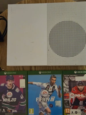 Xbox One S + 3 spel – NHL 20, FIFA 19, NHL 21 – fungerar bra - Säljer en Xbox One S i fullt fungerande skick. Konsolen är testad och fungerar utan problem. Ingår: Xbox One S Alla kablar (ström + HDMI) Spel: NHL 20, FIFA 19, NHL 21 Observera: Handkontroll ingår ej. Du behöver använda din egen eller köpa separat. Skick: Begagnat skick med normalt yttre slitage. Konsolen fungerar som den ska och är återställd och klar att användas. ⚠️ Viktig information: Vi packar varan väl, men ansvarar ej för eventuella skador som uppstår under leverans. Skickas 