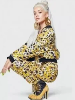 Boots stövletter Moschino - Coola oanvända stövletter i äkta läder av designmärket Moschino i samarbete med HM. 