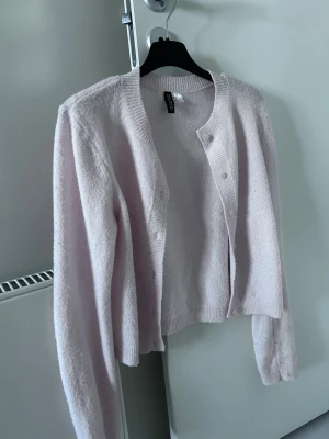 Ljusrosa kofta från Lindex  - Säljer denna rosa kofta från Lindex då jag inte använder den längre! Ljusrosa och mycket fin!