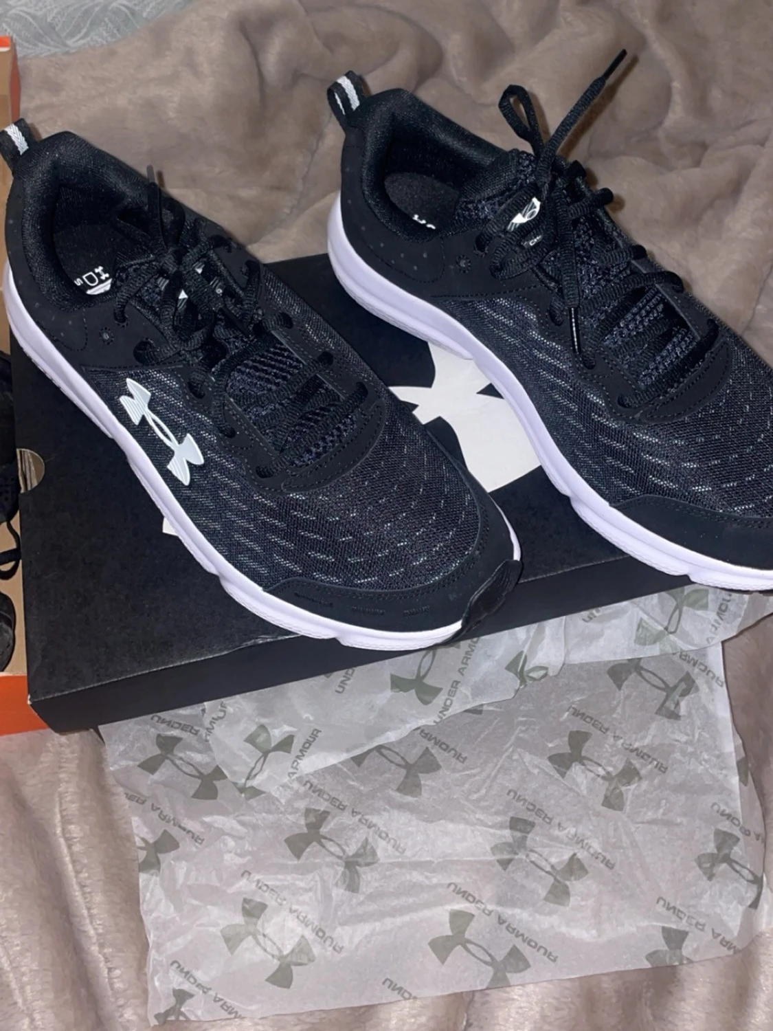 Svarta Under Armour sneakers - 1