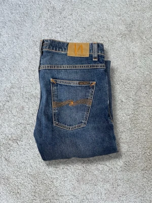 Nudie ( Lean Dean ) - Hej! Säljer dessa tvärfeta nudie jeans i sjuk wash. De är varsamt använda och i mycket fint skick, 9/10.  Hör gärna av dig vid minsta fråga eller om du vill ha fler bilder! 🙌 