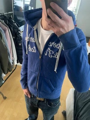 Vintage 2000s Abercrombie & fitch zip hoodie (Sällsynt) - Säljer nu denna sjukt snygga vintage 2000s Abercrombie & fitch zip hoodie😊Säljs ej längre i butik och är därav mycket eftertraktad 🙌 Storlek L på etiketten men den passar S perfekt!🤩 Skriv vid funderingar 📲