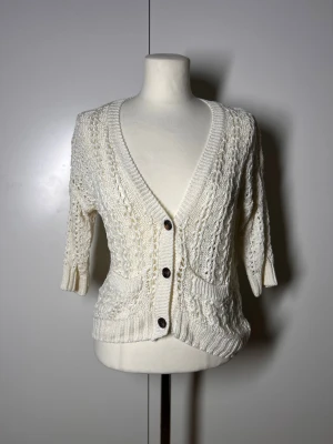 Stickad kofta med knappar och trekvartsärm h&m - Stickad kofta / cardigan med knappar från h&m. Köpt för många år sedan men knappt använd. Storleken är bortnött men passar xs-s.  Köp sker via köp nu, jag postar inom 24h. Kvar tills markerad såld 