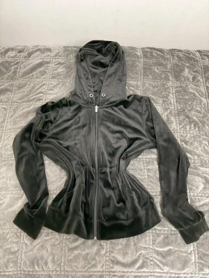 Tröja - En zip up tröja som är skön, använd ett par gånger, sitter bra i storlek 