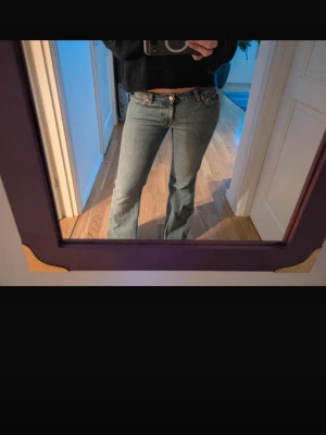 Weekday Nova Low Slim Bootcut Jeans - Säljer ett par ljusblå bootcut jeans från Weekday, modell Nova Low Slim Bootcut. Köpte på Vinted men de var alldeles för stora. Jag skulle säga att de mer är som 29/32 