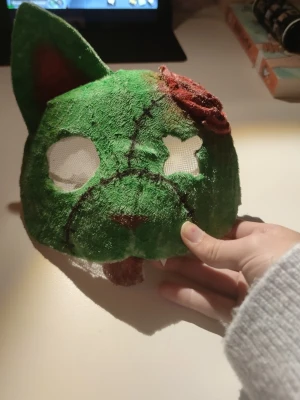 Zombie therian mask - Bild 1 hur den ser ut framifrån, bild 2 baksidan ( gjord av kartong), bild 3 tunga ( man kan börja den ), bild 4 hur bra man ser 
