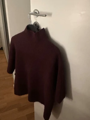 Vinröd stickad tröja med krage   - Mysig vinröd stickad tröja med krage  från Gina Tricot i storlek S. Tröjan har hög krage och en loose passform med halvlånga ärmar. Nästan aldrig använd! 