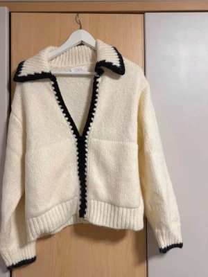 Kofta med svarta detaljer  - Den är från zara!🌟 jätte fin och mysig, perfekt för vintertiderna 🩷är i jätte bra skick! Lånade bilder så kom priv för frågor osv!! 🌟🩷