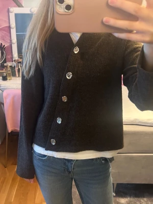 Brun kofta  - Såå snygg o skön kofta från vero moda. Ganska tunn i materialet men fortfarande varm. Snygg detalj med silvriga knappar som går diagonalt. Säljer för jag inte får nån användning av den. Haft den typ 2 gånger. Skriv för frågor eller bilder 💕