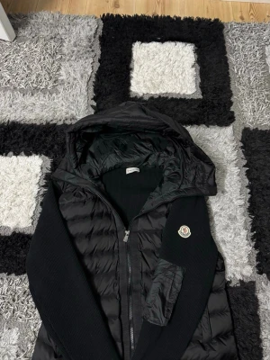 Moncler cardigan - Hej säljer min Moncler cardigan den är i väldigt fin skick jag har inte använt den mycket den är nästan helt ny och den är väldigt skön och stilig.