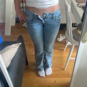Lågmidjade bootcut jeans i ljusblå denim - Säljer ett par riktigt snygga lågmidjade jeans i ljusblå denim med bootcut passform. Från Gina Young i storlek 158. Säljer pågrund av att dem är för små💓