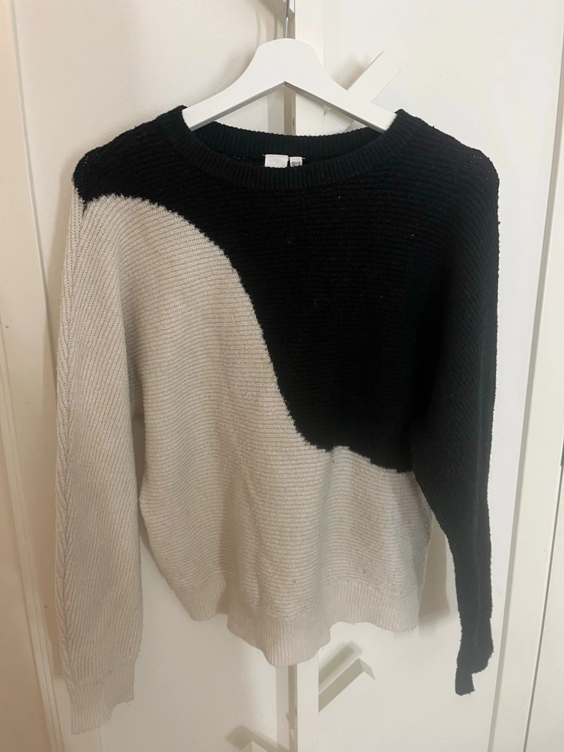 Svart och vit stickad tröja från Y.A.S