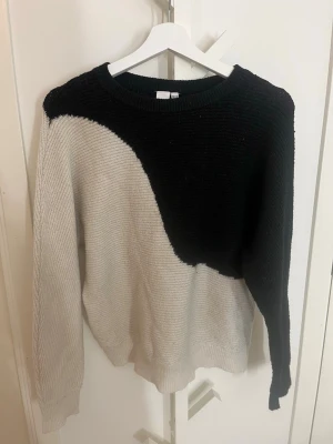 Svart och vit stickad tröja från Y.A.S - Säljer en snygg stickad tröja från Y.A.S i svart och vitt. Tröjan har ett coolt blockmönster, rund halsringning och långa ärmar. Perfekt för dig som gillar en stilren men ändå unik look. Passar till både jeans och kjol. Pris går att diskutera 